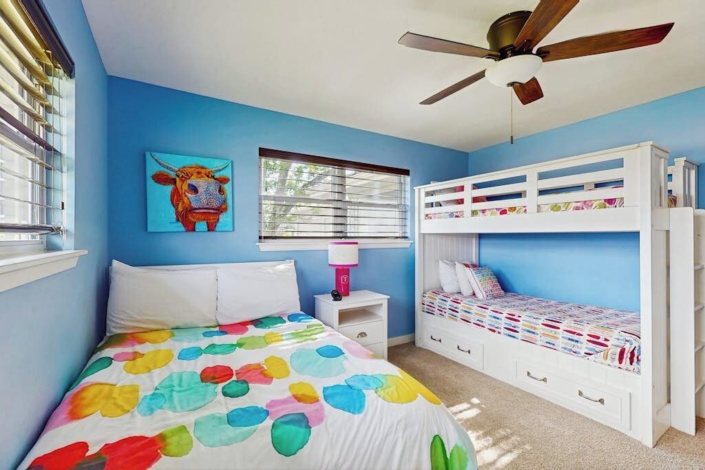 Casa, várias camas (Lakefront Lodge) | 4 quartos, individualmente decorados, individualmente mobiliados