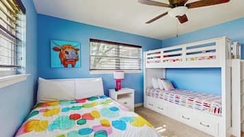 Casa, várias camas (Lakefront Lodge) | 4 quartos, individualmente decorados, individualmente mobiliados