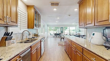 House, Multiple Beds (Lakefront Lodge) | Private kitchen