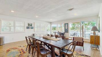 Casa, varias camas (Lakefront Lodge) | Interior