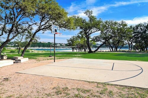 2-story Townhouse With Balcony, Outdoor Pool, Tennis, Grill, Basketball, & AC