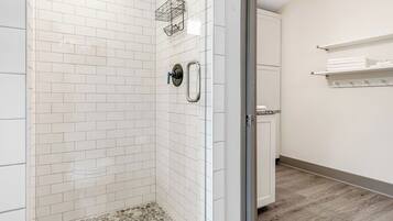 House, Multiple Beds (Beckers Point Lake Houses) | Bathroom