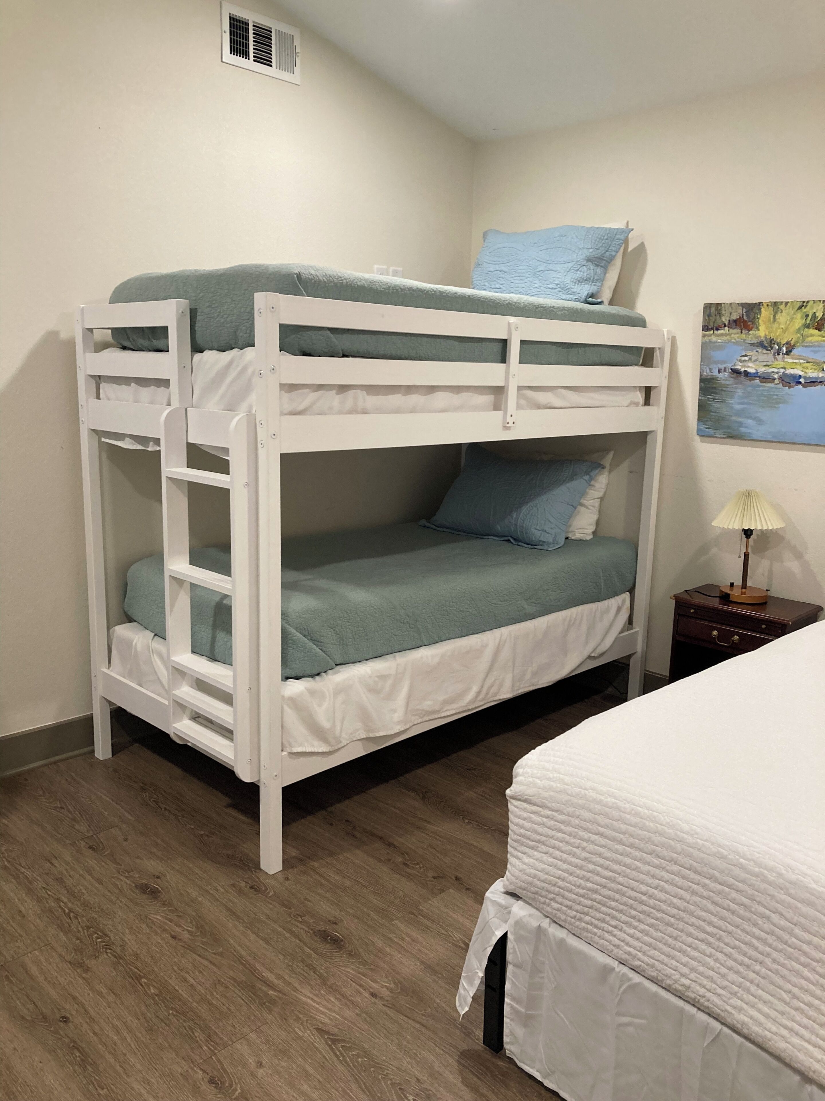 4 habitaciones, decoración personalizada y muebles diferentes 