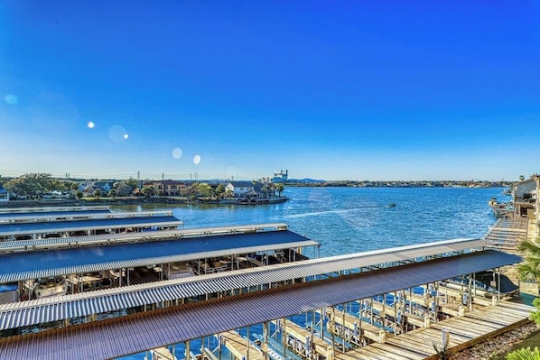 Una propiedad frente al agua con varias áreas de amarre, una amplia terraza y vistas al agua.