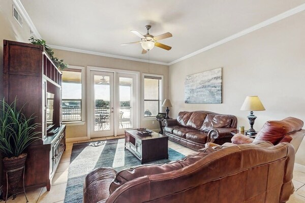 Waterfront Condo With Furnished Balcony, Central Ac, & Washer/dryer - Marble Falls, TX