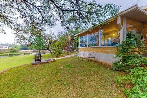 Wonderful Lakefront Home With Yard, Water Views, Central AC, Wifi, Private W/D