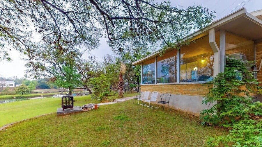 Wonderful Lakefront Home With Yard, Water Views, Central AC, Wifi, Private W/D