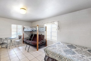 3 habitaciones, decoración personalizada y muebles diferentes 