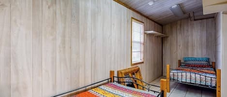 Casa, varias camas, cocina (Sunny Days Lake Retreat) | 3 habitaciones, decoración personalizada y muebles diferentes