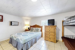 House, Multiple Beds, Kitchen (Sunny Days Lake Retreat) | 3 bedrooms, individually decorated, individually furnished, bed sheets