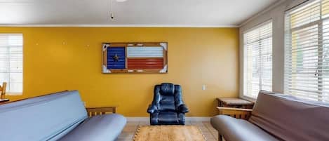 House, Multiple Beds, Kitchen (Sunny Days Lake Retreat) | Living area