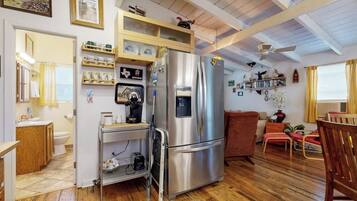 House, 1 Queen Bed with Sofa bed, Mountain View (The Collector's Hideaway) | Private kitchen
