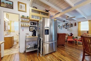 Rumah, 1 Tempat Tidur Queen dengan tempat tidur Sofa, pemandangan gunung (The Collector's Hideaway) | Dapur pribadi