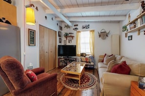 Rumah, 1 Tempat Tidur Queen dengan tempat tidur Sofa, pemandangan gunung (The Collector's Hideaway) | Area keluarga