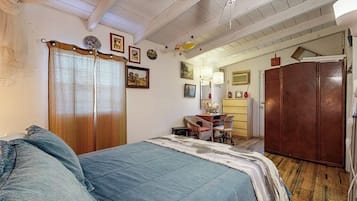 House, 1 Queen Bed with Sofa bed, Mountain View (The Collector's Hideaway) | 1 bedroom, individually decorated, individually furnished, bed sheets