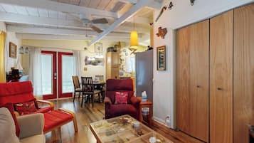 House, 1 Queen Bed with Sofa bed, Mountain View (The Collector's Hideaway) | Living area
