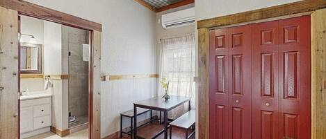 Ferienhütte, 2 Queen-Betten, Gartenblick (Historic Rocky Hill ) | 1 Schlafzimmer, individuell dekoriert, individuell eingerichtet