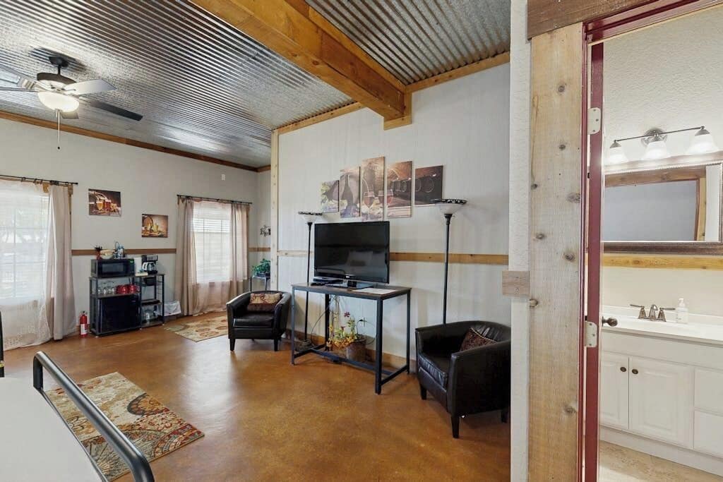 Cabin, 2 Queen Beds, Garden View (Historic Rocky Hill ) | Living area
