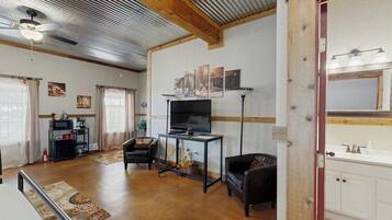 Cabin, 2 Queen Beds, Garden View (Historic Rocky Hill ) | Living area