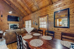 Casa, várias camas, varanda (Little Bit of Lake, Whole Lotta Texas) | 4 quartos, individualmente decorados, individualmente mobiliados