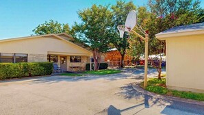 A residential street with a basketball hoop, a house with a garage, and a small shed. - Spacious Lakefront Home With Water Views, Wifi & Private Washer/dryer (Kingsland)