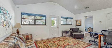 House, Multiple Beds, Pets Allowed (River Oaks R&R) | Living area