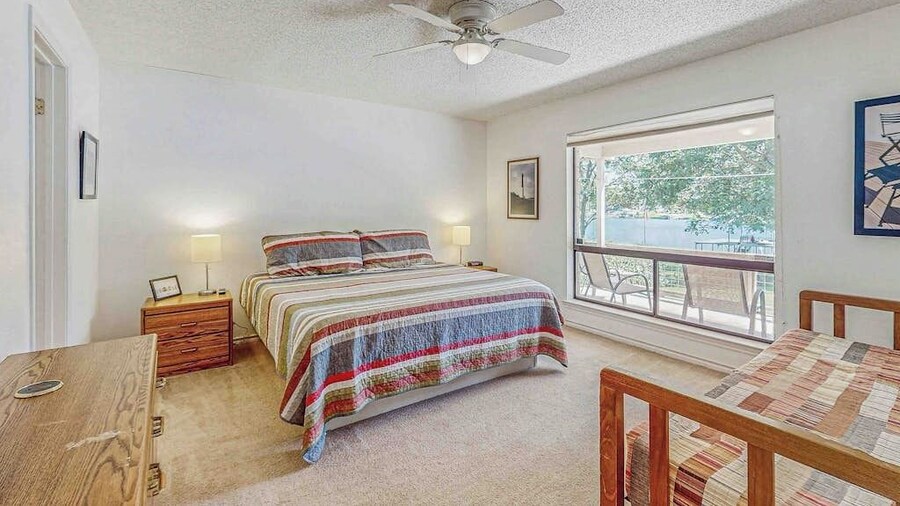 Spacious Lakefront Home With Water Views, Wifi & Private Washer/dryer