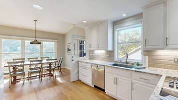 House, Multiple Beds (Bay Point Paradise) | Private kitchen