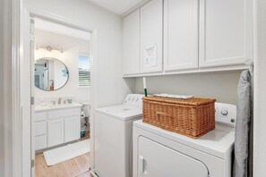 Hus, flere senger (Lake Travis Hill Country Retreat) | Klesvask