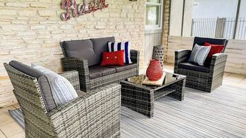 Maison, Plusieurs lits, vue partielle sur la mer (Lago Vista Sunset Villa) | Terrasse/patio