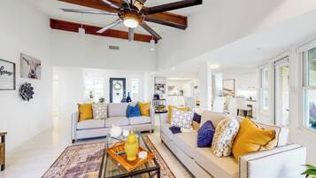 House, Multiple Beds, Partial Sea View (Lago Vista Sunset Villa) | Living area