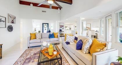 Peaceful Mid-century Escape With Screened Porch & Lake Access
