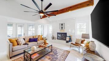 House, Multiple Beds, Partial Sea View (Lago Vista Sunset Villa) | Living area