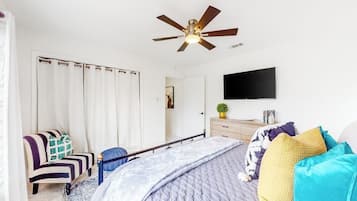 House, Multiple Beds, Partial Sea View (Lago Vista Sunset Villa) | 3 bedrooms, individually decorated, individually furnished, bed sheets