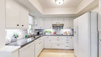 House, Multiple Beds, Partial Sea View (Lago Vista Sunset Villa) | Private kitchen