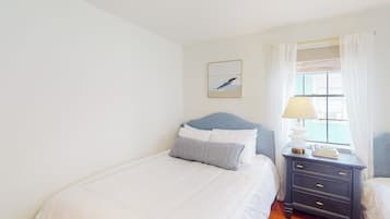 House, Multiple Beds (Woodland Hills Retreat)