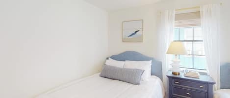 House, Multiple Beds (Woodland Hills Retreat)
