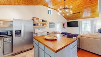 House, Multiple Beds (Woodland Hills Retreat) | Private kitchen