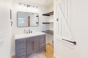 Rumah, Beberapa Tempat Tidur (Woodland Hills Retreat) | Kamar mandi | Handuk
