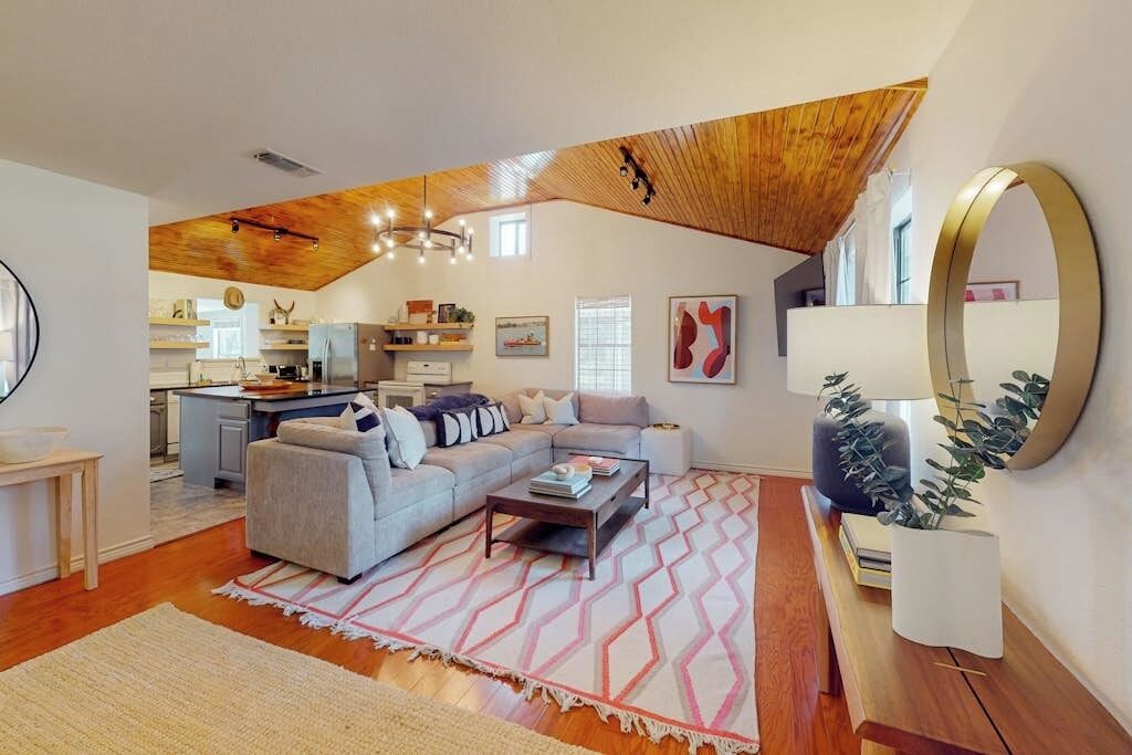 House, Multiple Beds (Woodland Hills Retreat) | Living area