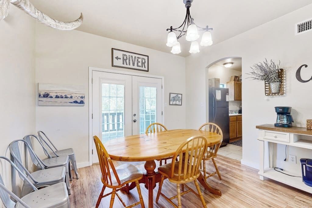 House, Multiple Beds, River View (River Oaks Dream) | 3 bedrooms, individually decorated, individually furnished, bed sheets