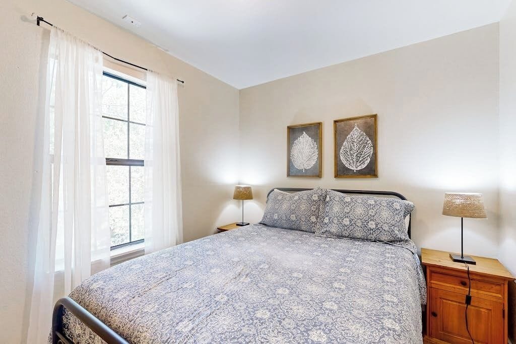 House, Multiple Beds, River View (River Oaks Dream) | 3 bedrooms, individually decorated, individually furnished, bed sheets