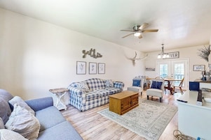 House, Multiple Beds, River View (River Oaks Dream) | Living area