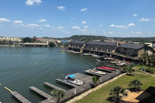 Stunning Lakefront Home on Lake LBJ With Private Balconies - Close to Yacht Club