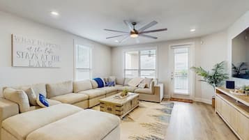 Apartment, Mehrere Betten, Poolblick (The Waters Condo - Lakefront Oasis) | Wohnbereich