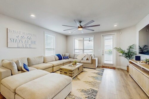 Stunning Lakefront Home on Lake LBJ With Private Balconies - Close to Yacht Club