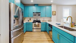 Kondominium, Beberapa Tempat Tidur, pemandangan kolam renang (The Waters Condo - Lakefront Oasis) | Dapur pribadi