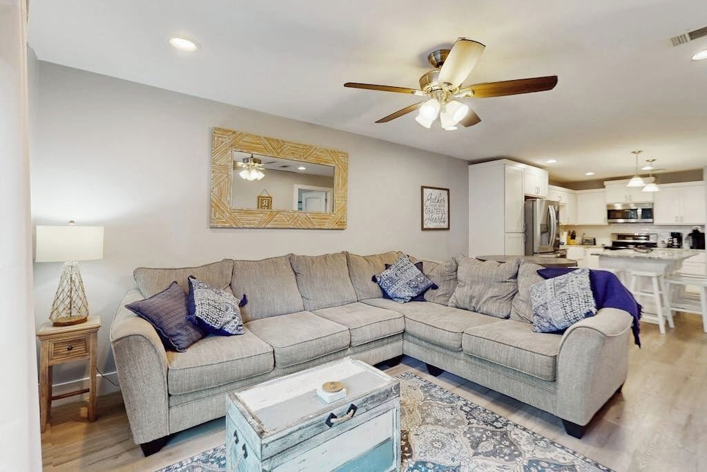 Condo, Multiple Beds, Pool View (Sundowner) | Living area