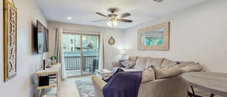 Condo, Multiple Beds, Pool View (Sundowner) | Living area