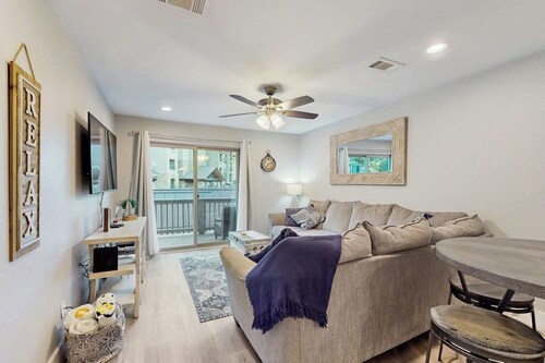 Condo Near Lake Horseshoe Bay With Private Balcony, Washer/dryer, A/c, Wifi